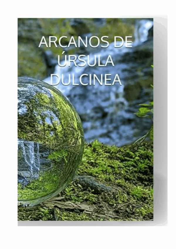 Portada del libro Arcanos Úrsula Dulcinea con bola de cristal en el bosque, reflejando la carta El Mundo del tarot de arcanos.